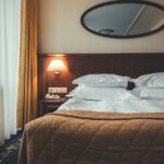 Sypialnia w stylu hotelowym. Które rozwiązania z pokojów gościnnych sprawdzają się także w domu?