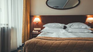 Sypialnia w stylu hotelowym. Które rozwiązania z pokojów gościnnych sprawdzają się także w domu?