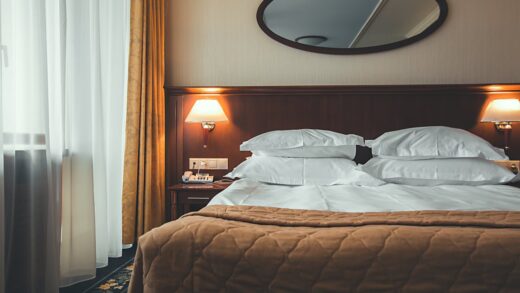 Sypialnia w stylu hotelowym. Które rozwiązania z pokojów gościnnych sprawdzają się także w domu?