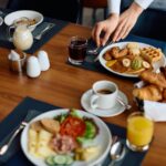 Śniadanie w hotelu. Jak korzystać z bufetu i komponować posiłki podczas wyjazdu?
