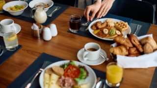 Śniadanie w hotelu. Jak korzystać z bufetu i komponować posiłki podczas wyjazdu?
